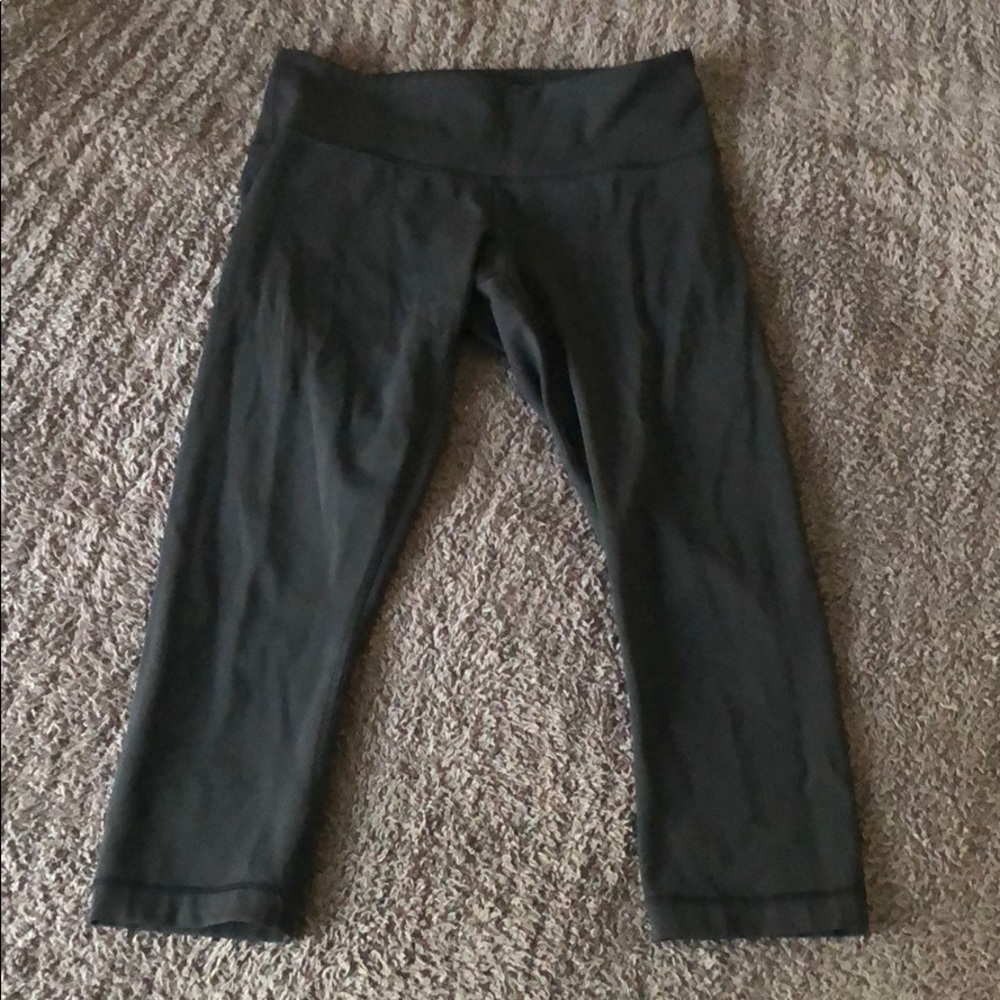 black lululemon cropped leggings